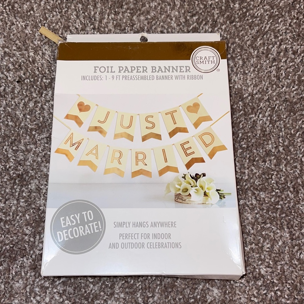 “Just married” foil paper banner